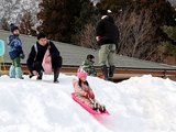 そり遊びを楽しむ子どもたち＝天湖森