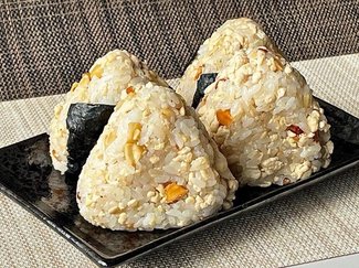【ノリノリ♪おにぎり編スタート‼】お米を節約しつつ満足感アップ　ナッツと炒り豆腐のかさ増しおにぎり【休日のレシピ(99)】