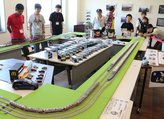 鉄道模型を楽しむ親子連れら＝小矢部市民図書館