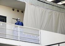 被害女性宅、窓ガラス破損