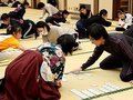 素早く札取り合う　富山で新春かるた大会