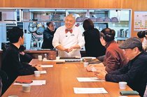 自由な発想で新たなすし　射水でワークショップ、北九州市の職人が実演