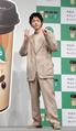発表会に登場した菅田将暉。指で「30歳」を表現した=東京都新宿区