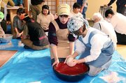 そば粉をこねる参加者