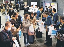 臨時便ツアー客出迎え、富山駅にぎわう　北陸新幹線開業１０年・延伸１年