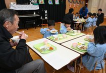 氷見牛の牛丼おいしい　阿尾保育園、生産者らと給食交流　ＪＡ氷見市の寄付金活用