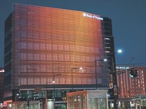 オレンジ色で児童虐待防止を啓発　富山銀行本店ビル（高岡）ライトアップ