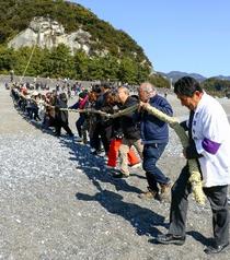 神の恵み求め、三重で大綱引く