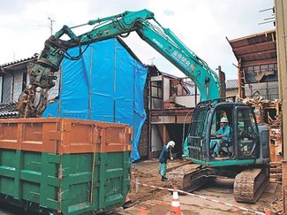 公費・自費解体８８件受け付け、２７日申請期限　射水市議会で市民生活部長、以降は個別対応に