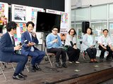 映画「星より静かに」について語る内浦さん（左から２人目）、君塚監督（同３人目）ら＝ウエストプラザ