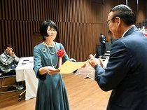 大賞に輝いた割山勢津子さんら表彰　とやま森の四季彩フォト大賞