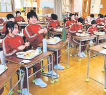 特製ビビンバ丼完成！　城端小児童、池田航さんと考案