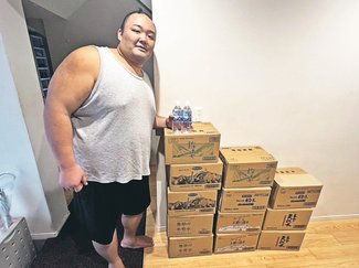 朝乃山に“力水”差し入れ　とやま名水協議会