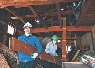 被災家屋の部材再利用　氷見・古材レスキュー、解体前に建具・床板搬出
