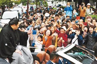 ２万5000人、歓声と拍手　朝乃山凱旋パレード　勇姿にくぎ付け「横綱になって」　