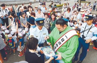 凱旋朝乃山モテモテ　消防署や県庁訪問　一日署長に熱い声援も