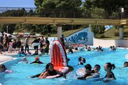 流水プールの流れを楽しむ人たち＝１９日午前１０時１０分ごろ、太閤山ランド