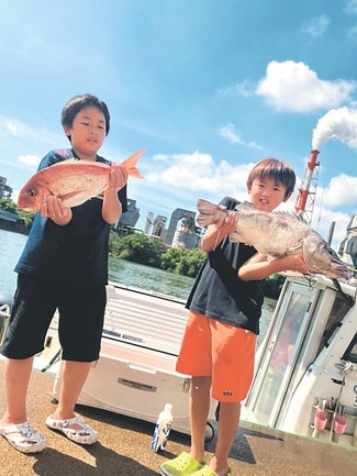 釣果はいけん<br />マダイ・アラ体長４０センチ（左）、６４センチ（右）間島楓雅さん（１２）拓海さん（１１）　氷見市鞍川