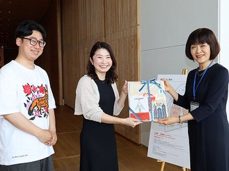 来場者１万人突破で記念品贈呈　「石岡瑛子Ｉ（アイ）デザイン」