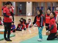 児童が体操の楽しさに触れる　五輪金メダリストの橋本選手が砺波で教室
