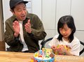 パンサー尾形の妻・あいさん、横顔チラリ　娘の8歳誕生日を祝福…母娘で寄り添う微笑ましいショットも