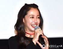 沢尻エリカ、ミニ丈のワンピ「赤と黒でデビルをイメージしてみました」　背中もあらわに