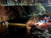 富山・八尾の久婦須川に車転落