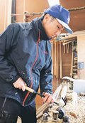 手削りバット、若手が継承　南砺のエスオースポーツ工業、県外出身者が活躍