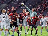 札幌－富山　後半、ゴール前のボールをパンチングでセーブする富山のＧＫ平尾（右から３人目）＝大和ハウスプレミストドーム