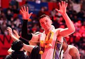 試合後、ホーキンソンが観客からの声援に手を振って応えた