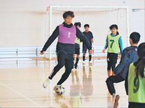 カターレ坪井選手、地元井波で交流　サッカースポ少の４０人と