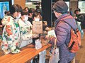 無農薬で育てたもち米いかが？　南砺・城端小５年生、富山駅で販売