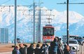 路面電車、霊峰立山に映え　富山県内、朝冷え込む