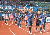 １７試合ぶりに勝利し、笑顔を見せる富山の選手（上田友香撮影）