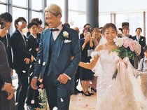 アートと景観眺め愛誓う　富山の中村さん・齊藤さんが県美術館で結婚式、来館者も祝福