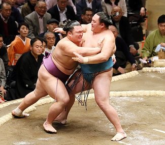朝乃山 玉鷲を送り出し連勝　初場所２日目