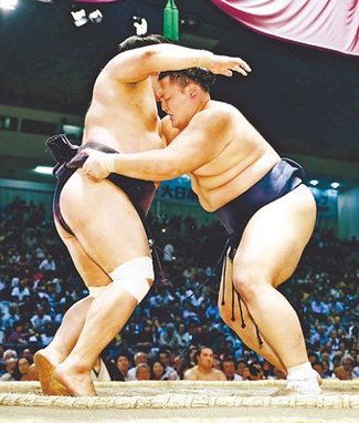 朝乃山１０勝目、妙義龍を寄り切る　名古屋場所１３日目