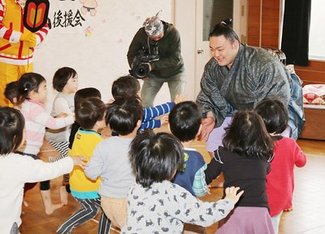 朝乃山、呉羽保育所訪問　後輩園児に防犯呼び掛け