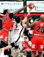富山-横浜 日本代表の河村のシュートをブロックするミラー(左)