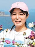 けさの人<br />軍艦島を望む丘にコスモス畑を作った芳屋麻里（よしや・まり）さん