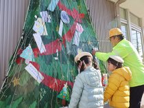 富山・堀川交番にイルミネーション点灯　園児が飾り付け、交通安全誓う