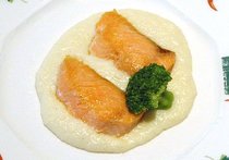 サーモンのソテーと白ワイン風味のマッシュポテト