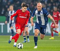 鈴木唯人がゴール、４強入り