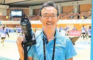 カラフル<br />ＫＵＲＯＢＥアクアフェアリーズ富山広報主任・岩井祥吾さん