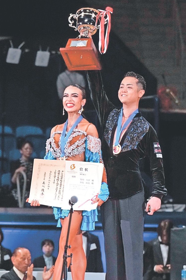 中島さん（立山町出身）のペアV 社交ダンス全国大会プロラテン部門