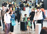 観光客や帰省客が行き交う新幹線の改札＝富山駅