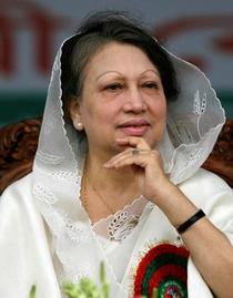 女性初バングラデシュ元首相死去