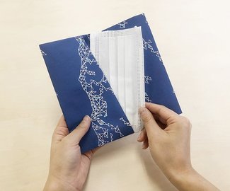 サッと作れて便利 富山もよう新聞紙でマスクケース