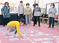 大きなトランプでゲーム　小矢部・北蟹谷地区で３世代交流イベント