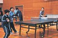 卓球の技術、社会人に学ぶ　射水市協会の練習会に小中学生４０人